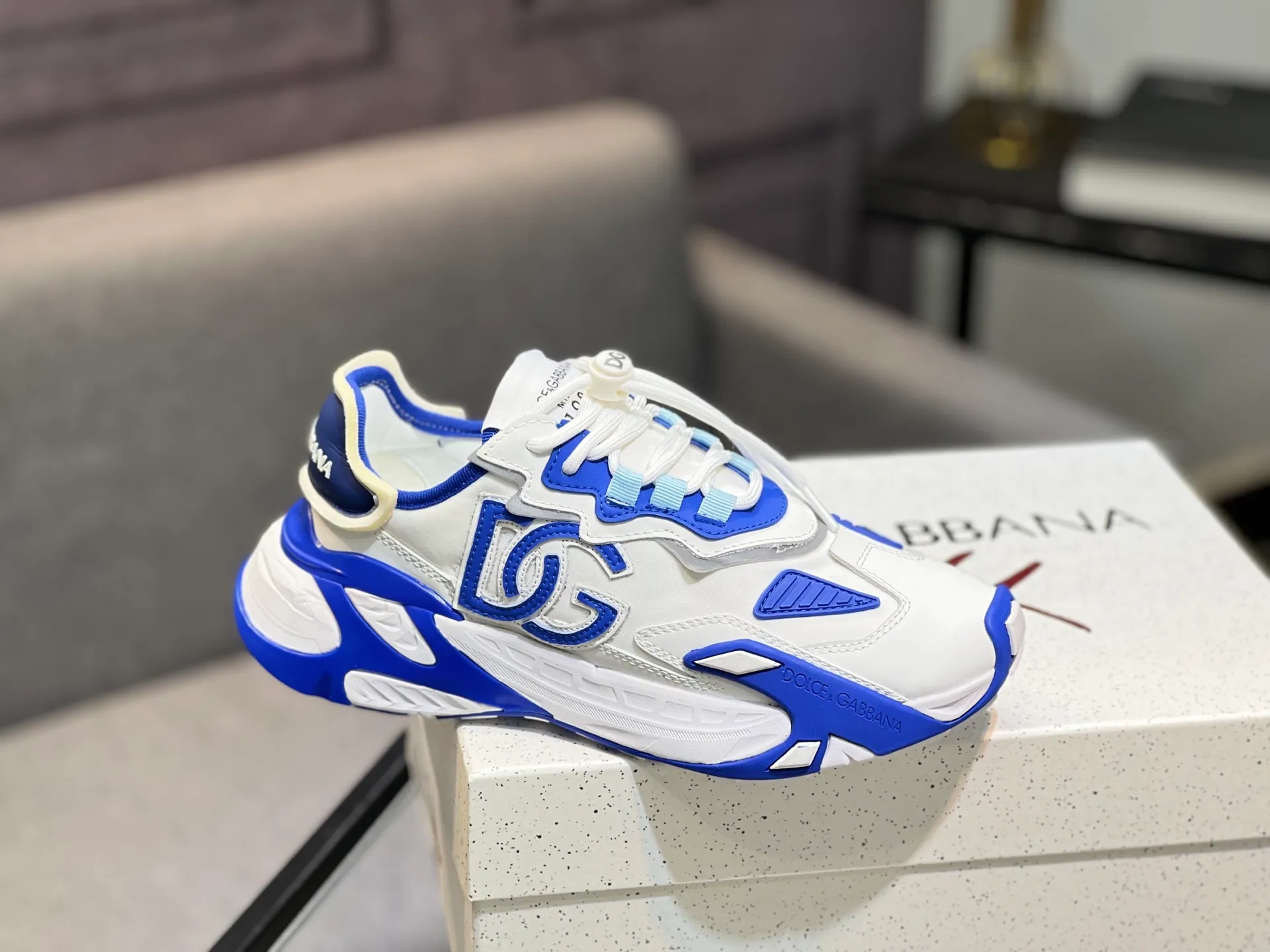 Men's shoes 💰580 Dolce&Gabbana D&G's latest casual sneakers. Original purchase, development and production. DG's latest explosion. The tongue has the brand's iconic details. It is fashionable and versatile and can add luster to various looks. Create an exquisite design with unique dynamic vitality and modern atmosphere, showing modern and elegant style. Exquisite packaging at the delivery counter🛍📦 ▪️Fabric: Original customized cowhide, lining: Original customized breathable lining, Size: Men's 38-44 (45 46 customized)